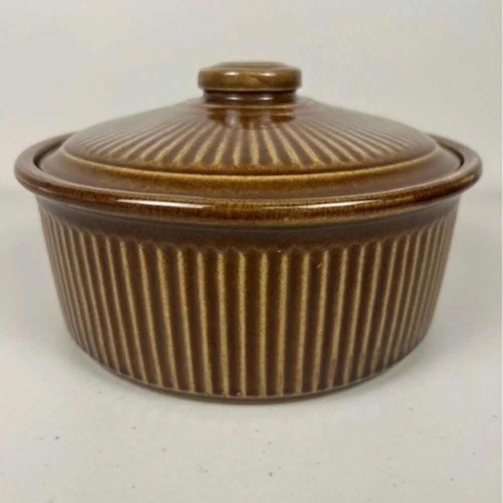 Vintage USA‎ Brown Glazed Ribbed Stoneware Casserole Dish with Lid USA 8in